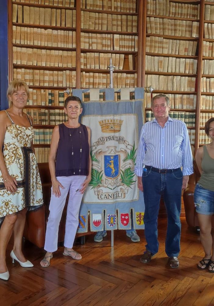 Nell'immagine, da sinistra a destra: Massimo Branda Assoc. Memoria Viva - Annamaria Tosti Assessore Comune Canelli - Roberta Giovine Sindaca di Canelli - Giancarlo Benedetti Rettore Comitato Palio Città di Canelli - Katia Ascone Consigliere Comunale Comune di Canelli - Ornella Domanda Assoc. Memoria Viva
