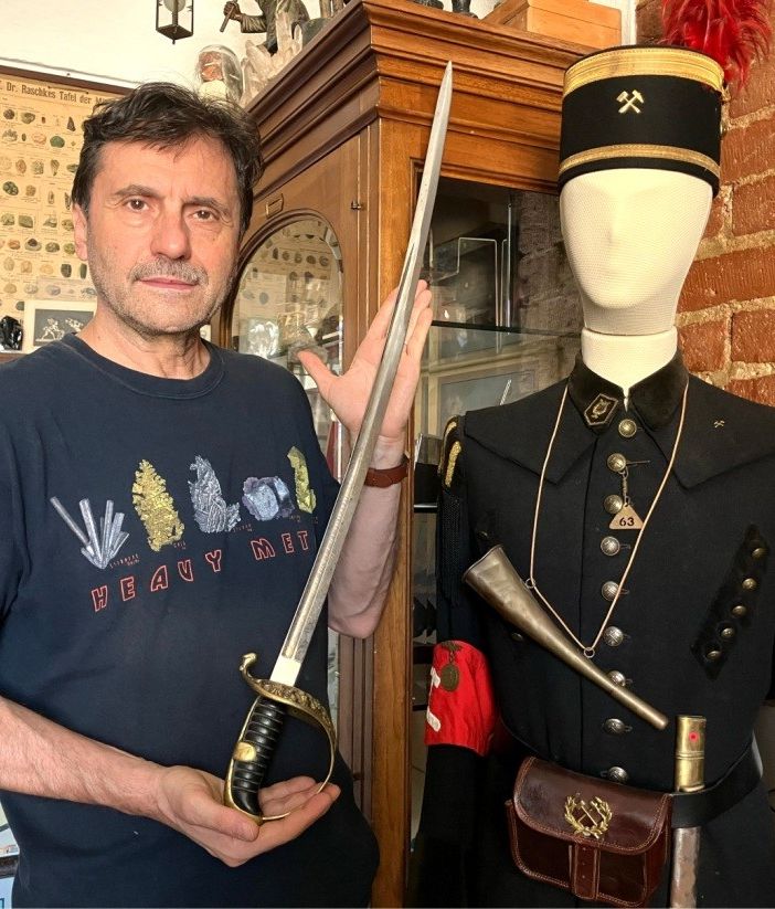 Massimo Umberto Tomalino con la sciabola e l'uniforme del minatore