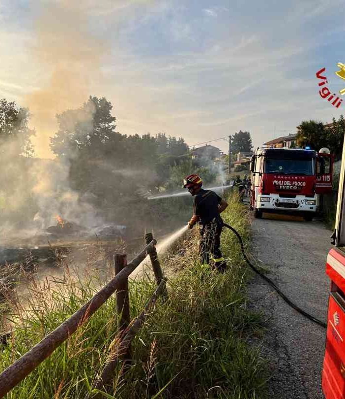 Vasto incendio di sterpaglie in un prato a Montechiaro d’Asti