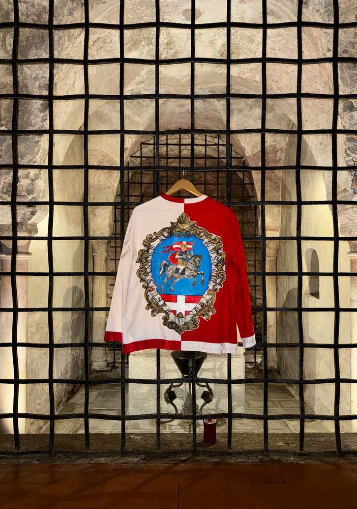 La giubba presentata ieri dal rione San Secondo