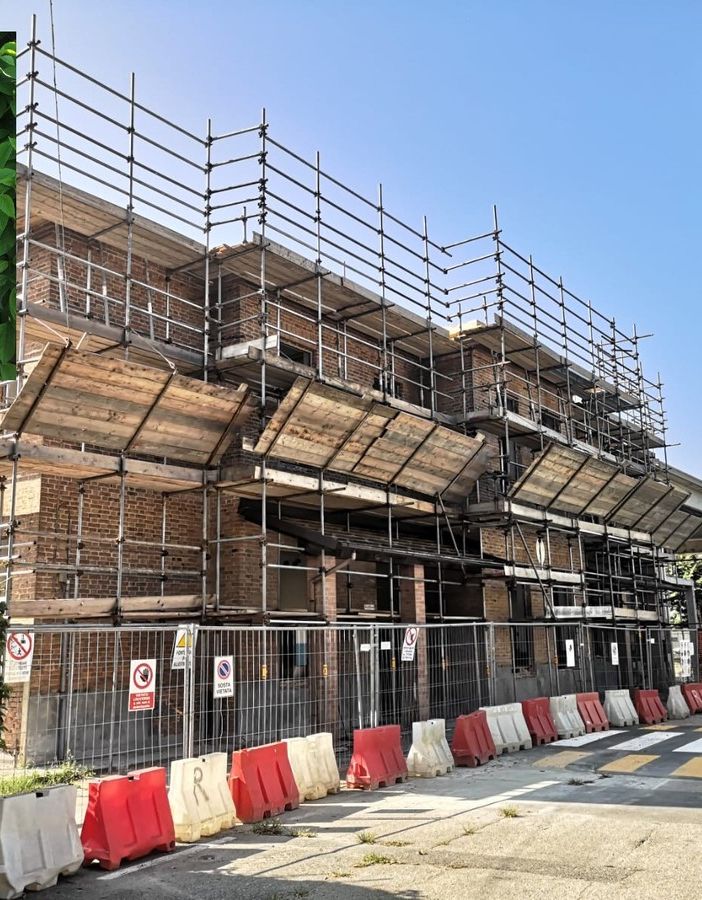 Il cantiere della scuola di Motta con, nel riquadro in alto a sinistra, l'assessore Laura Muratore