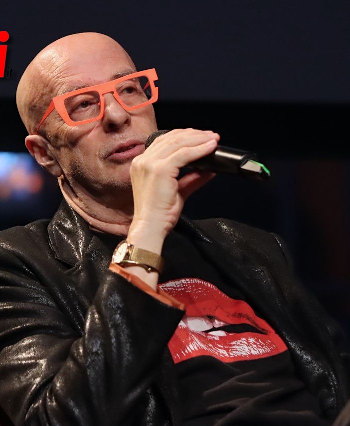 Un grande uomo, un grande giornalista, un fuoriclasse della battuta e della musica. Fai buon viaggio Massimo Cotto, con te una delle tue magliette strambe e gli occhiali rossi