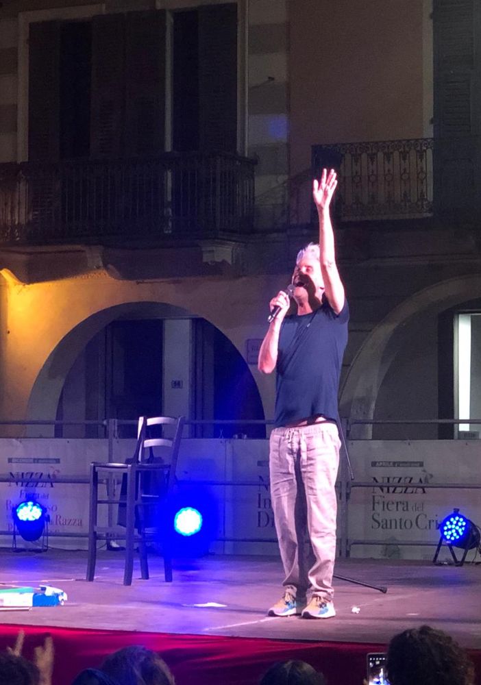 Il professor Vincenzo Schettini sul palco in piazza Martiri di Alessandria Nizza Monferrato