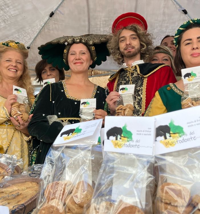Figuranti, con la presidente Cna Lia Merlone, tra il Biscotto ad Arti e Mercanti