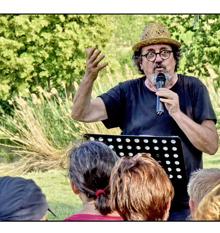 Nella foto l'artista Antonio Catalano (ph. Giulio Morra)