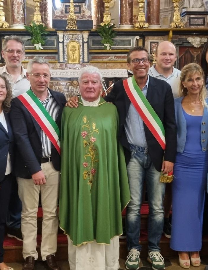 Il saluto dei fedeli di Antignano e Revigliasco a don Pierino Torchio