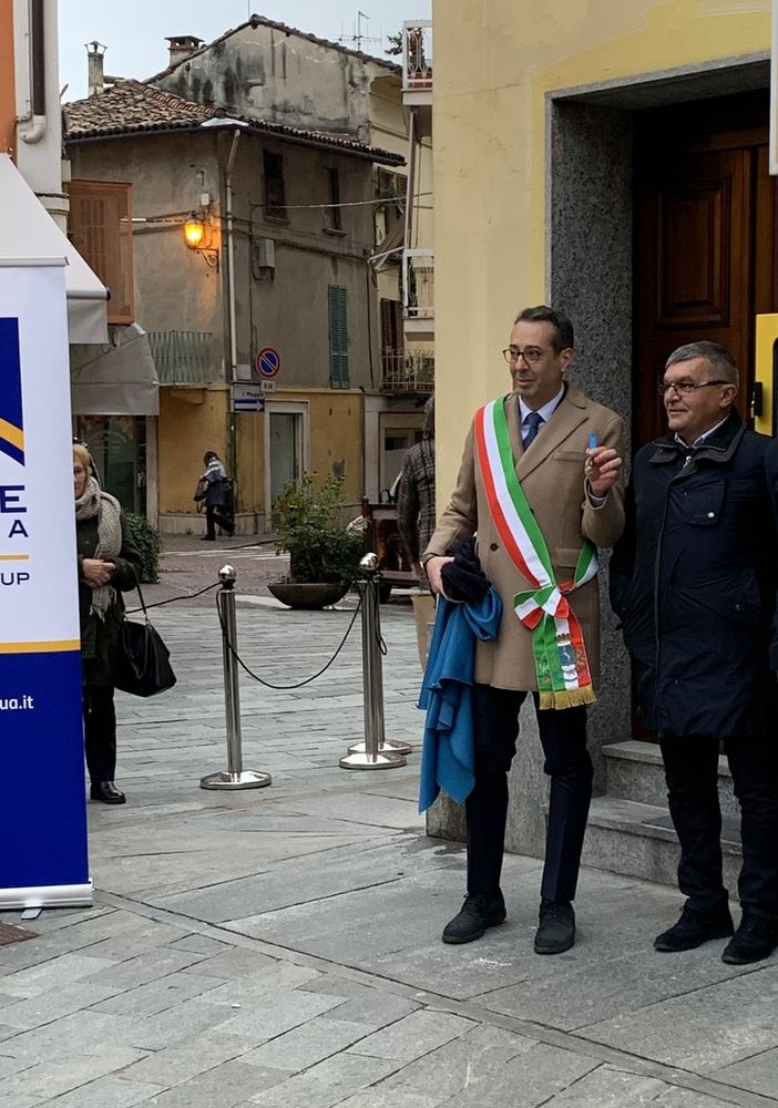La donazione del defibrillatore nel 2019 con l'ex sindaco Lanzavecchia