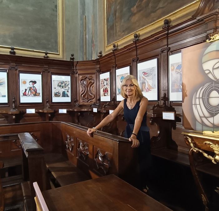L'autrice ritratta con le opere esposte nell'area del Coro