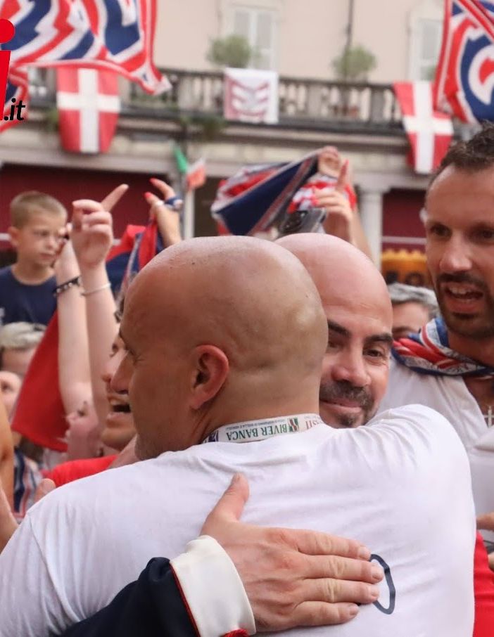 L'abbraccio festante di rettore e fantino in piazza San Secondo (MerfePhoto)