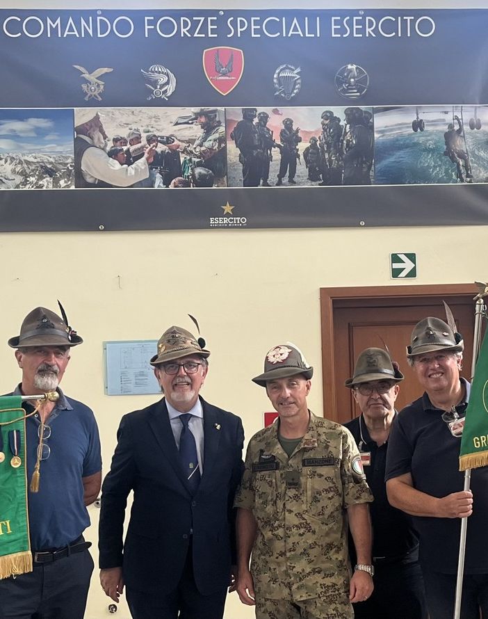 Marco Manzone (al centro) con una delegazione dell'Ana di Asti