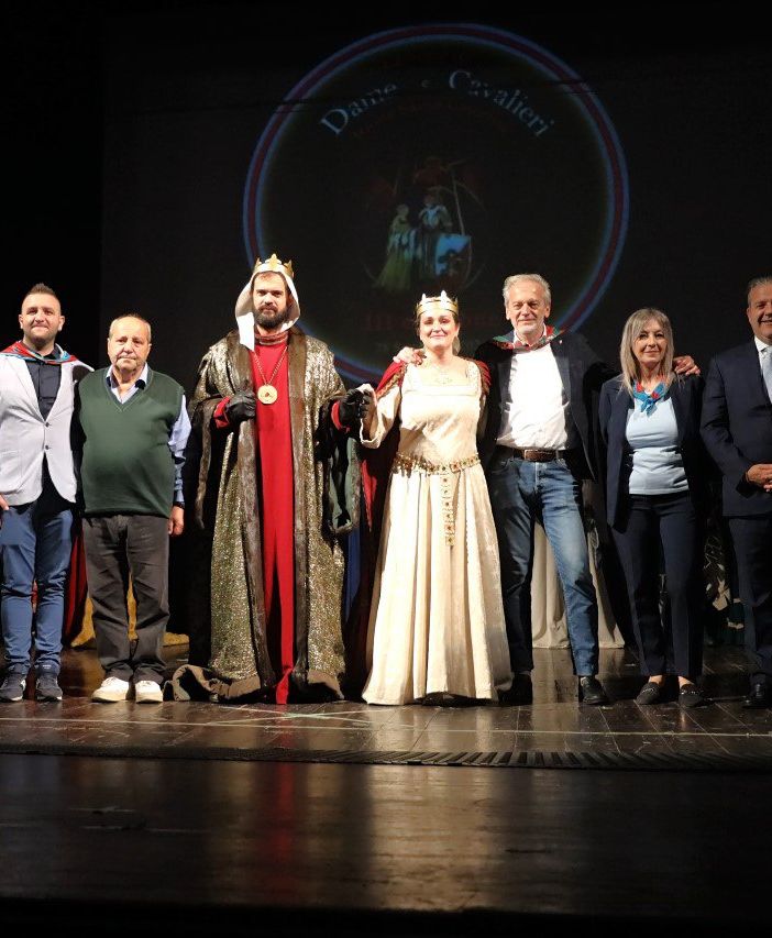 La coppia vincente con la famiglia di Paola Ammazzalorso, organizzatori e istituzioni