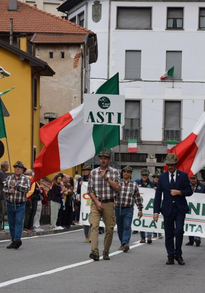 Nella foto di Daniele Piroso l’apertura del corteo degli Alpini astigiani
