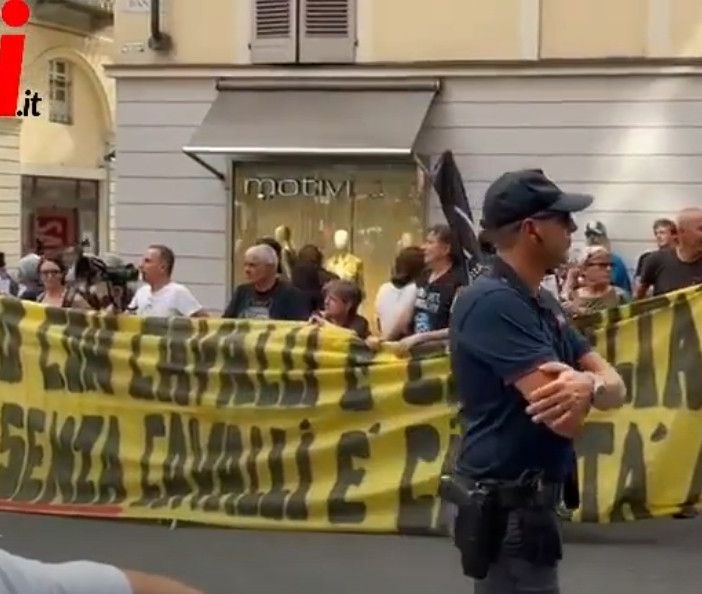 Al Palio va in scena la protesta degli animalisti: &quot;Il Palio con i cavalli è crudeltà, senza è civiltà&quot; [VIDEOINTERVISTE]