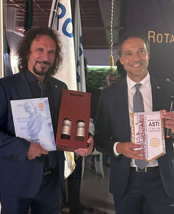 L'artista (a sinistra nell'immagine) con il presidente Rotary Alberto Bazzano