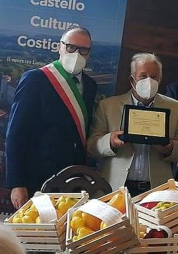 Eugenio Petitti premiato durante il riconoscimento del presidio Slow food ai suoi peperoni, con il sindaco Cavallero