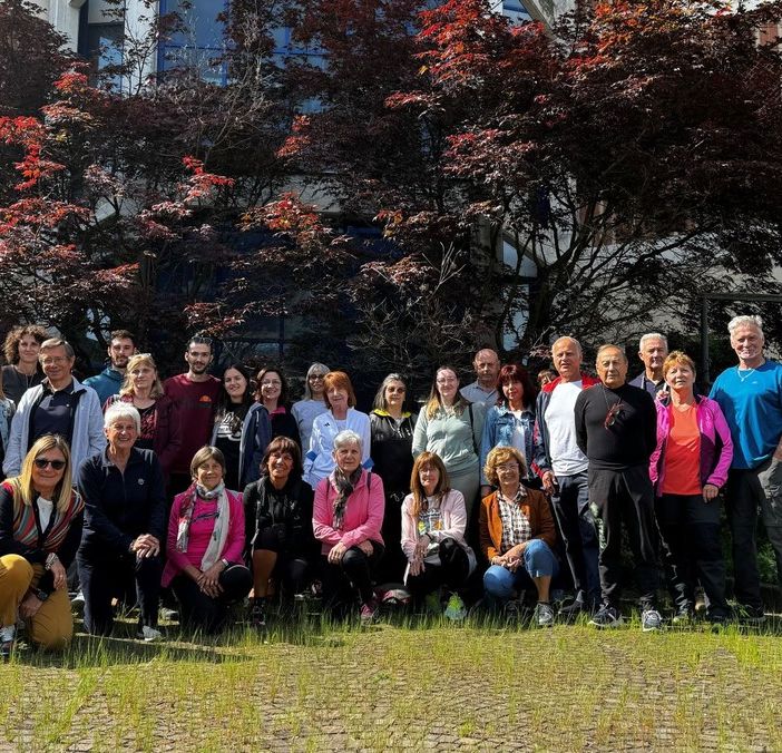 il gruppo di partecipanti al corso di formazione di base per “Walking leader” promosso dall’Asl AT. La docenza è stata curata dal personale dell’Asl AT: Silvia Barberis (fisioterapista), Jacopo Bernieri (medico dello Sport, Renza Berruti (direttore SIAN), Raffaella Marmo (responsabile Area riabilitativa ospedaliera e territoriale), Mariuccia Mutton (assistente sanitario SISP)