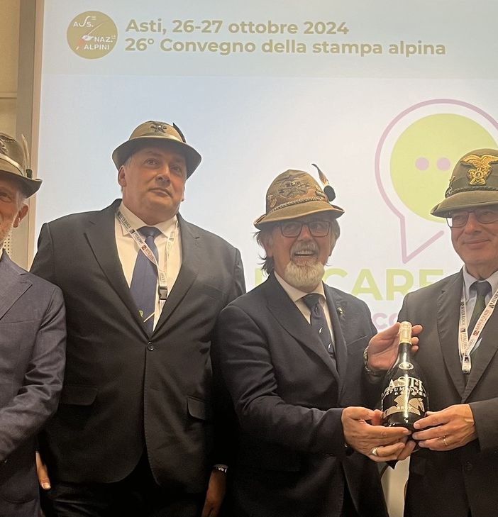 Da sinistra il vice presidente vicario ANA nazionale Carlo Balestra, il vice presidente vicario della Sezione ANA di Asti Massimo Lavagnino con il direttore di Penne Nere Astigiane Giorgio Gianuzzi e il direttore de l’Alpino Massimo Cortesi.