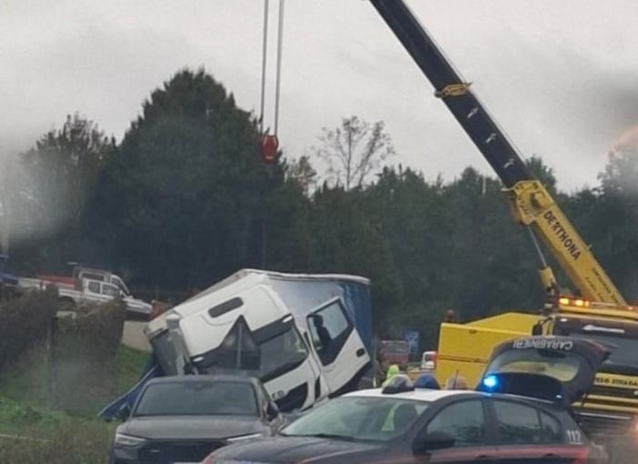 Camion fuori strada sulla provinciale per Bazzana