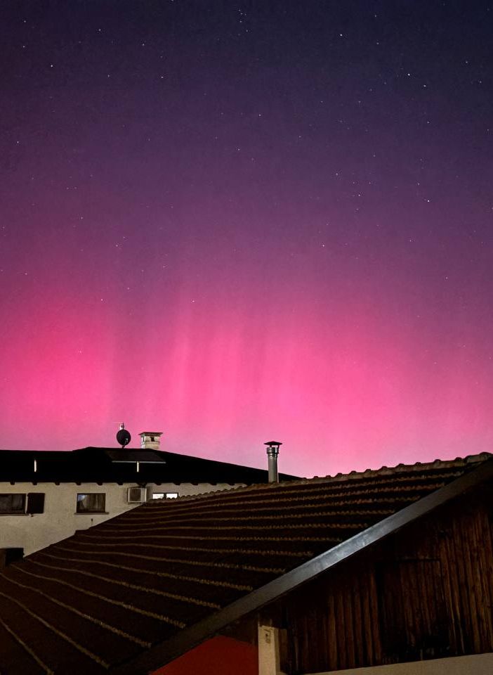 L'aurora boreale vista da Calamandrana (immagine tratta dal gruppo Telegram Dati Meteo Asti, scatto dell'utente Francesco