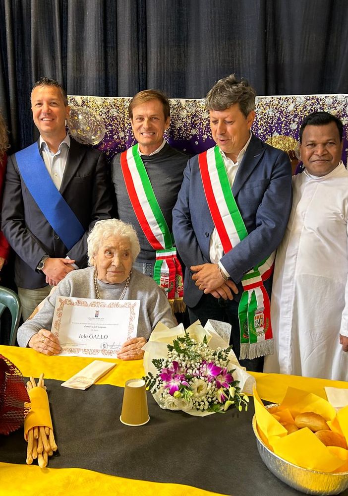 La neo centenaria attorniata dalle autorità e dai sacerdoti intervenuti