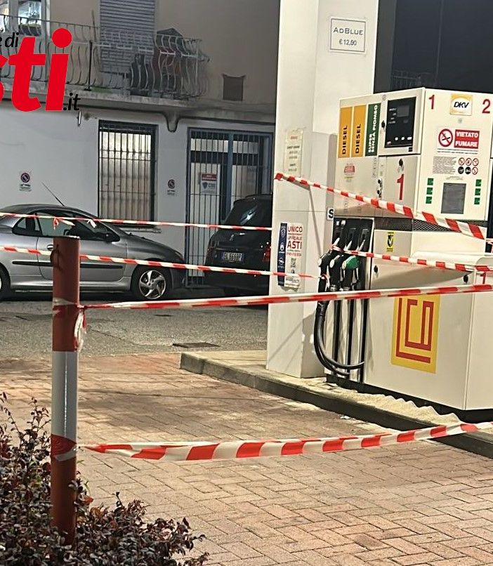 Asti, paura in corso Alba per un'auto che ha urtato una colonnina di carburante