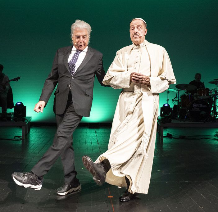 Tullio Solenghi e Massimo Lopez ritratti in una foto di scena (ph. Marco Caselli)