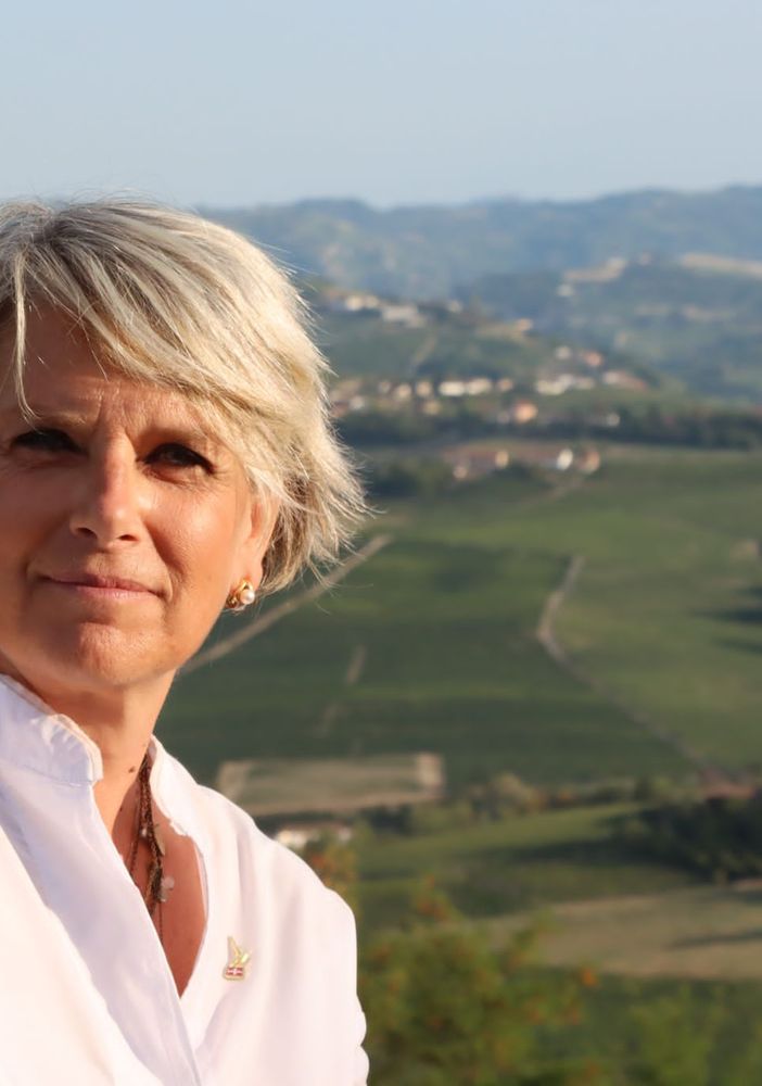 Giovanna Quaglia, presidente dell'Associazione per il Patrimonio dei Paesaggi Vitivinicoli, con sullo sfondo una delle colline Unesco