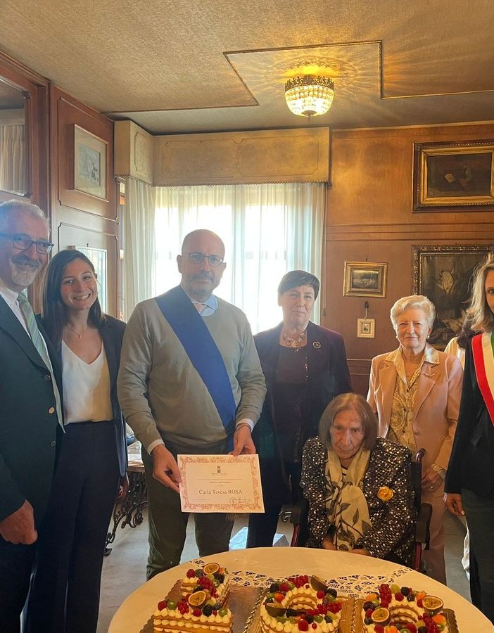 Nella foto con la neo centenaria, la famiglia e le autorità intervenute