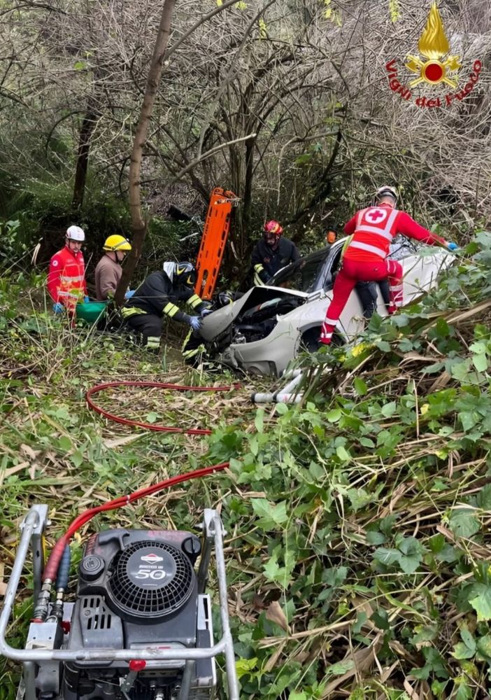 Auto finisce in una scarpata: conducente estratto dai vigili del fuoco