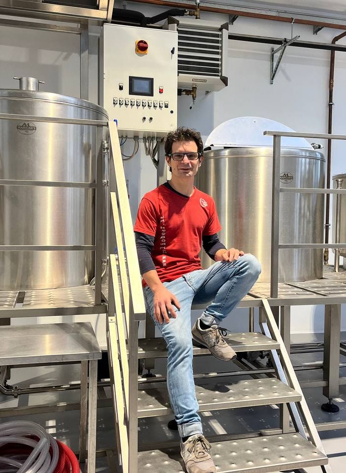 Alessandro e il suo microbirrificio artigianale a Canelli