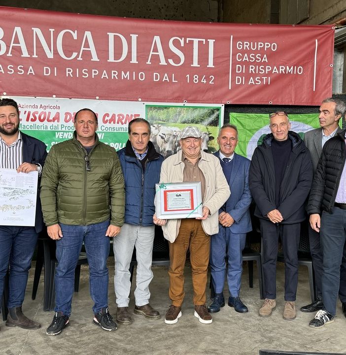Consegnato il Premio Agrestino 2024 al veterinario Fausto Solito, 45 anni d’esperienza all’Asl AT