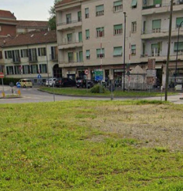 Intitolazione delle rotonde di Corso Torino: omaggio a Giorgio Faletti ed Erasmo da Rotterdam