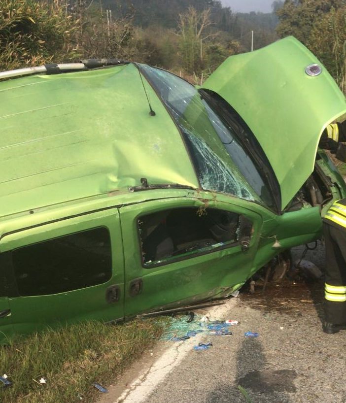 Belveglio: auto a metano gravemente danneggiata dopo un'uscita di strada