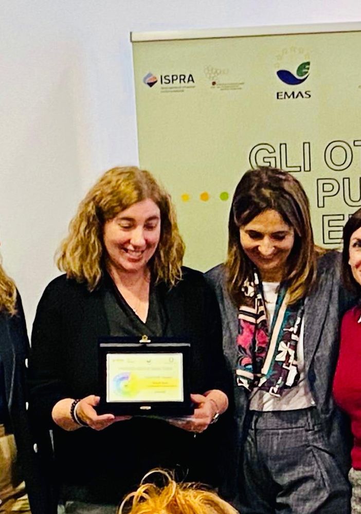 Staff di GAIA premiato dal Direttore di ISPRA, dott.ssa Maria Siclari e dal Direttore Dipartimento per la valutazione, i controlli e la sostenibilità ambientale, Ing. Valeria Frittelloni