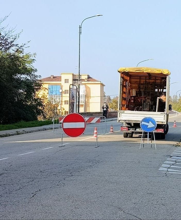 La segnaletica posto per segnalare la chiusura del ponte ferroviario
