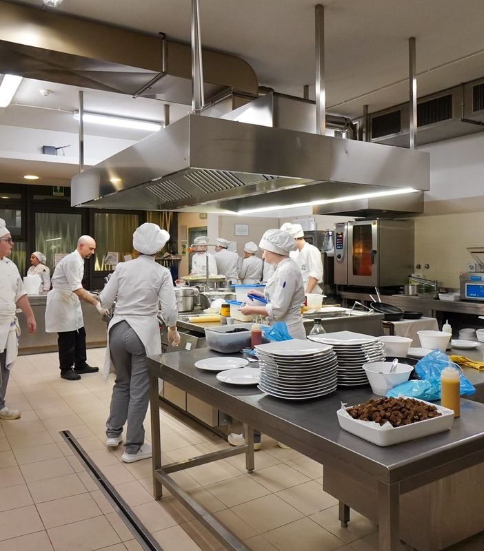 Studenti e studentesse della Scuola Alberghiera a lezione di Cucina e in Sala