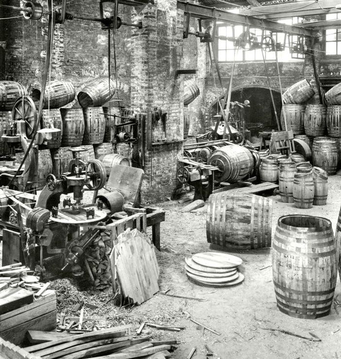 Fabbrica di botti di Asti ad inizio Novecento, ripresa da Umberto Eclesia
