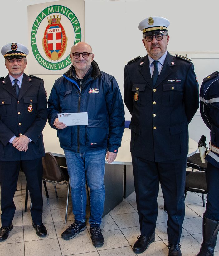 Nella foto il presidente ASTRO , Franco Testore, il comandante Saracco e parte del personale di Polizia Municipale che ha lavorato alla bella iniziativa