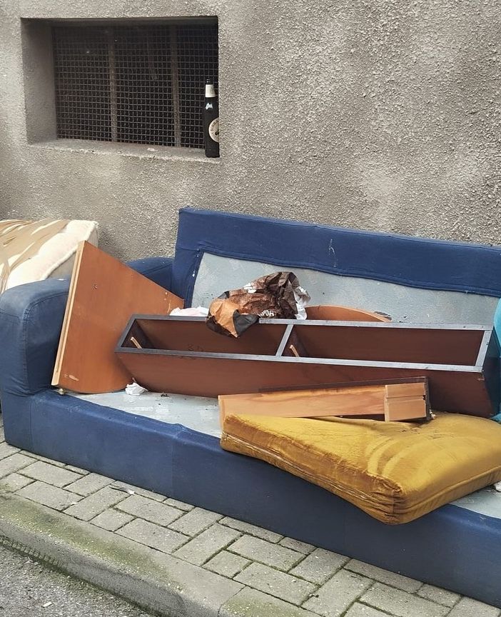 Un'immagine odierna dei rifiuti in via Malta
