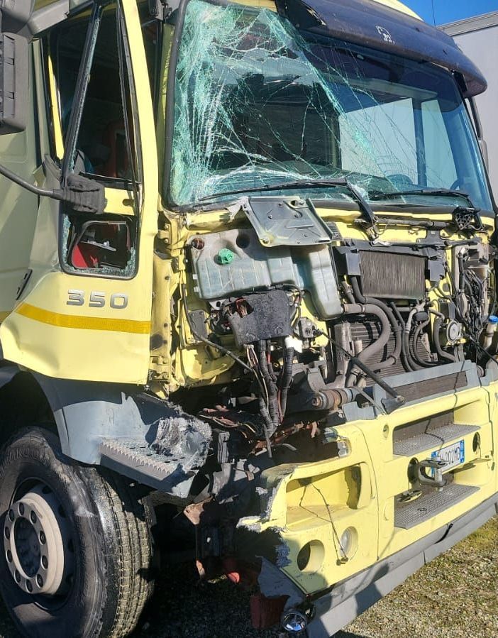Uno dei mezzi pesanti coinvolti nell'incidente