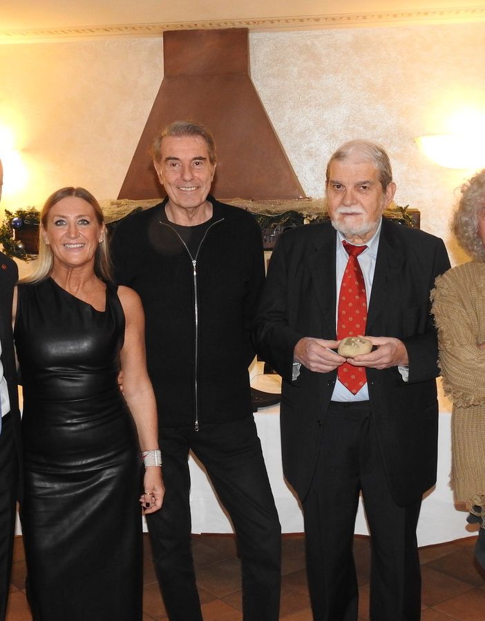 Nell'immagine, da sinistra a destra: il presidente Massimo Martinengo e Simona Graziano degli Amis d’la Pera, Carlo Massarini, Pippo Sacco e Angelo Branduardi