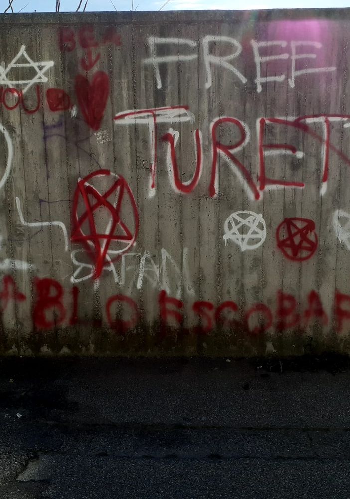 Le scritte comparse nottetempo a Canelli