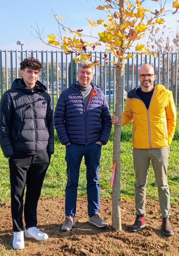 I responsabili delle cooperative con l'albero di nuova piantumazione
