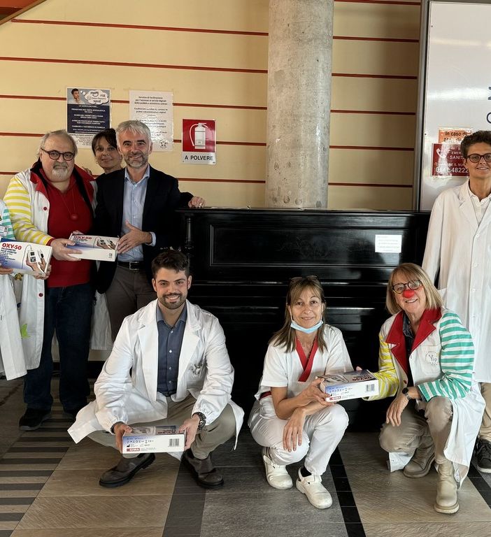 La consegna delle attrezzature donate all’Oncologia: Giuseppe Pellitteri, past president dell’associazione e altri volontari insieme al dottor Marcello Tucci, direttore della SC Oncologia e Cure Palliative dell’Asl AT con la sua equipe e alla Direzione Sanitaria di Presidio.