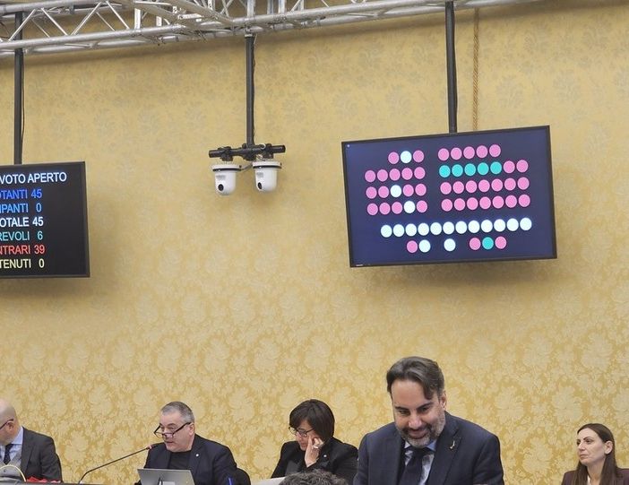 Nel 2025 addio al bollo auto gratis per le auto ibride in Piemonte. Frattura nel Cirio bis