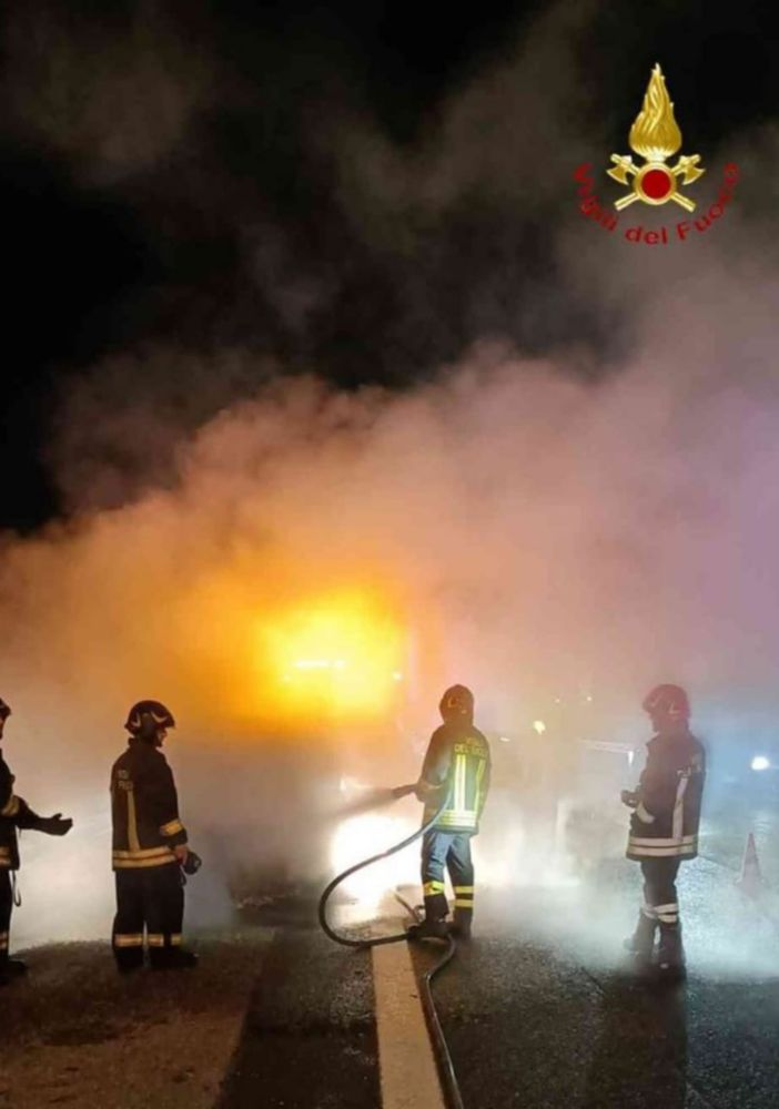 Furgone in fiamme sulla A21, tra Asti Ovest e Villanova. Sul posto i vigili del fuoco di Asti