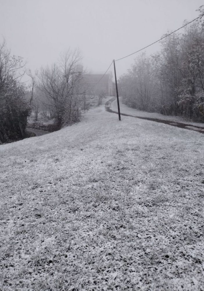 La prima neve fa timidamente capolino anche nell'Astigiano