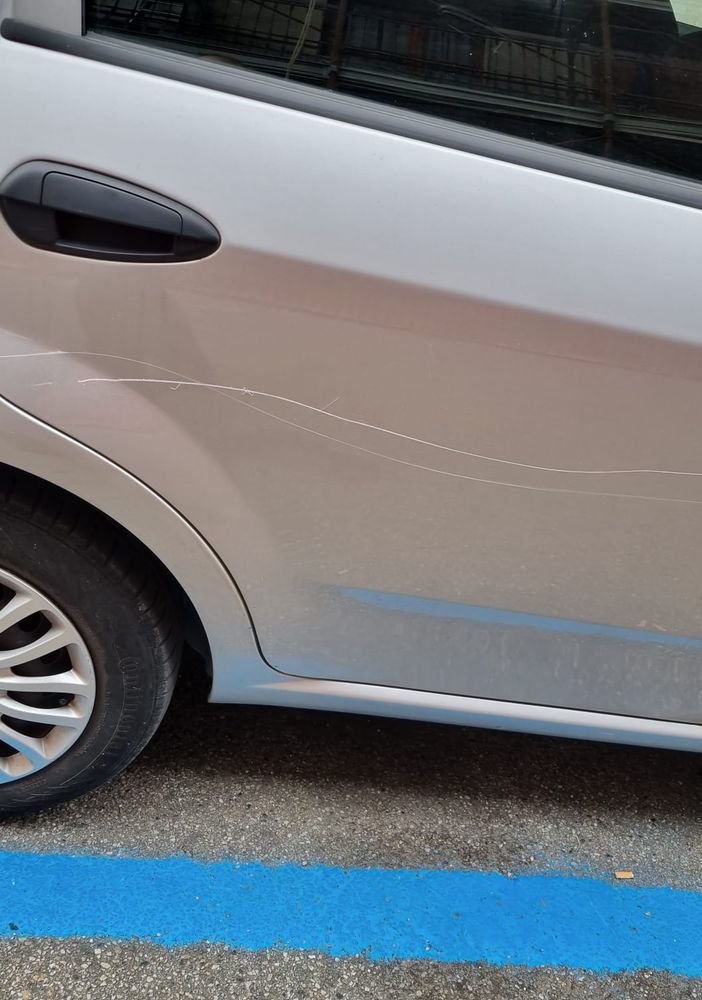 Nuovo raid vandalico ad Asti nella zona di viale alla Vittoria: una decina di auto danneggiate [FOTO]