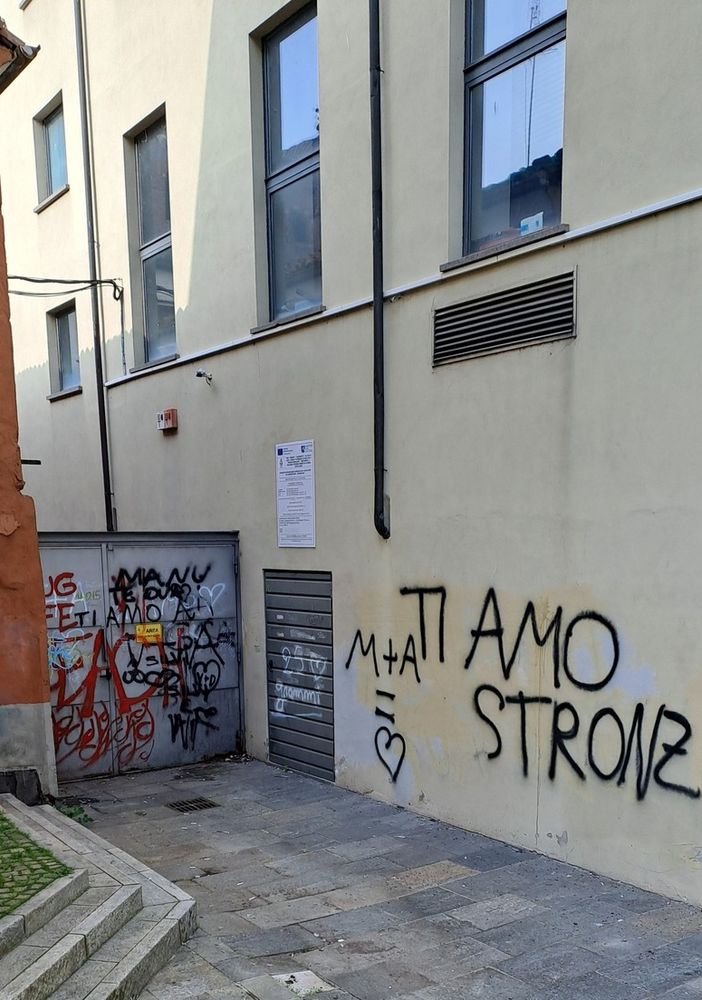 Il muro dietro il Teatro Alfieri di Asti