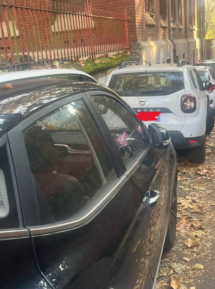 &quot;Parcheggio selvaggio&quot; nei pressi della scuola Dante: la segnalazione di un lettore